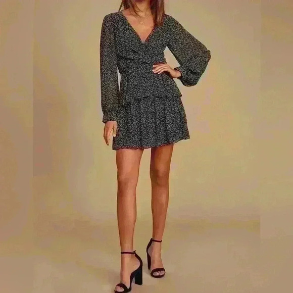 Lulu’s Black And White Floral Print
Twist-Front Mini Dress Size Small‎ - Picture 3 of 12